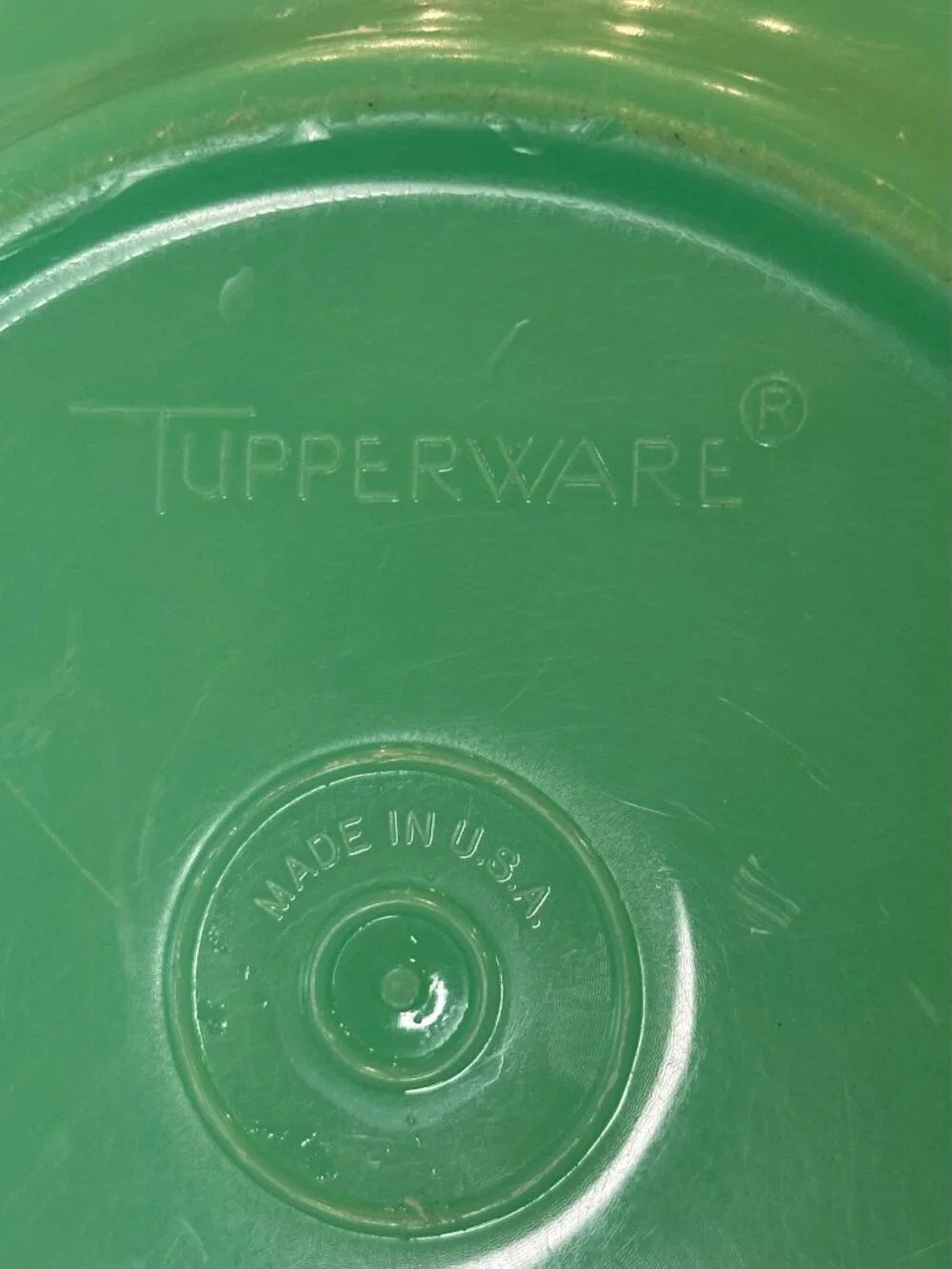 vintage Tupperware Crisp It Lettuce Keeper (Model #1424) in a bright jadeite/min